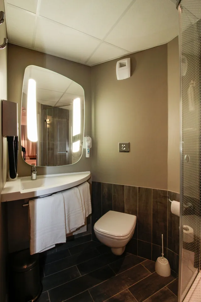 غرفة بسرير مزدوج وسريرين منفصلين، Ibis Cahors 4/6