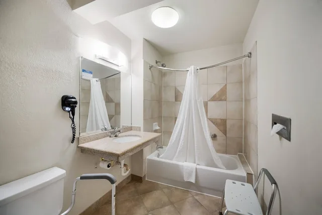 غرفة بسرير كينج للمدخنين لذوي الإعاقة، Quality Inn Suites Lufkin 7/7