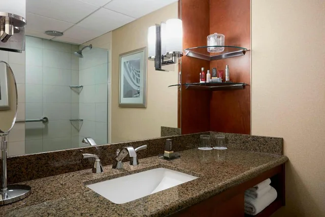 غرفة بسريرين كوين مع دخول الصالة، Stamford Marriott Hotel & Spa 2/3