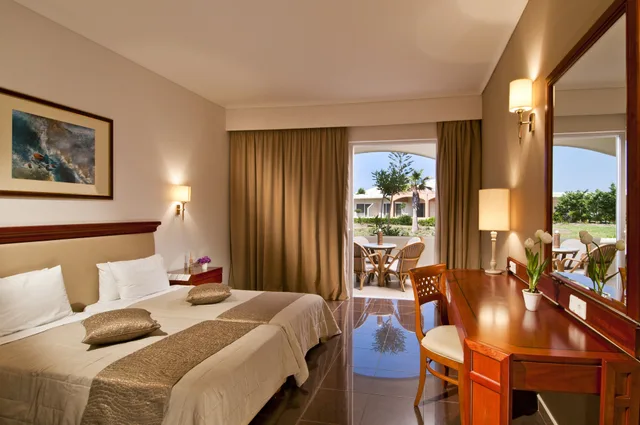جناح تنفيذي بسريرين منفصلين مع أريكة، Kipriotis Village Resort 1/5