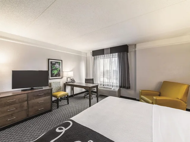 غرفة بسرير كينج لذوي الإعاقة، La Quinta Inn & Suites by Wyndham Austin Airport 3/4