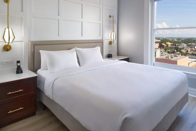 جناح كبير بسرير كينج بغرفة نوم واحدة مع أريكة، Courtyard By Marriott New Orleans French Quarter/Iberville 1/4