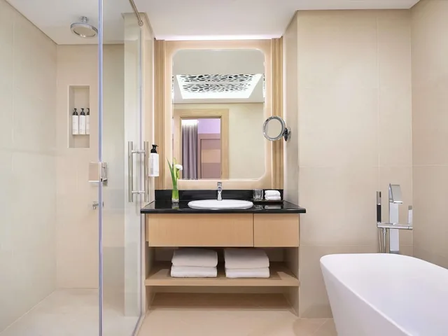 جناح ملكي بسرير مزدوج بشرفة بجاكوزي، Swissotel Al Murooj Dubai 5/6