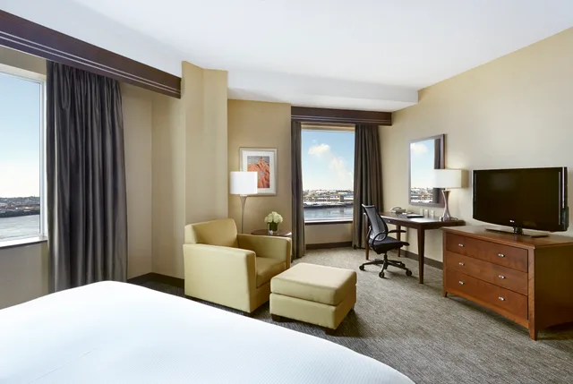 غرفة بسرير كينج بإطلالة على المرفأ، Hilton Saint John 2/3