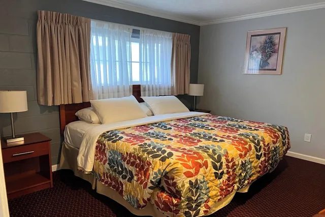 2 Bedrooms, Family, King and Queen Bed, The Islander Motel 1/4