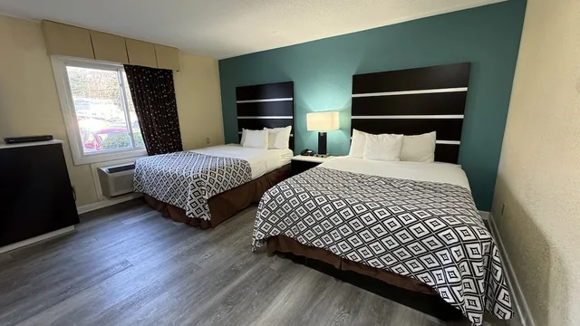 غرفة بسريرين كوين، Americas Best Value Inn New London Mystic 2/3