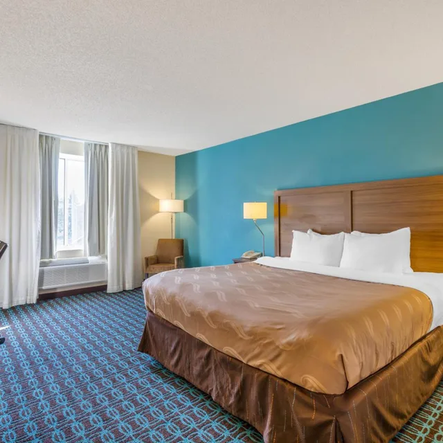 غرفة بسرير كينج مع أريكة، Quality Inn and Suites Sandusky 2/7