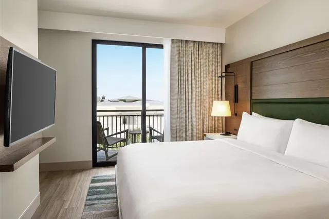Room, 1 King and 2 Queen Beds, Gulf View, Balcony، Embassy Suites by Hilton Panama City Beach Resort 1/2