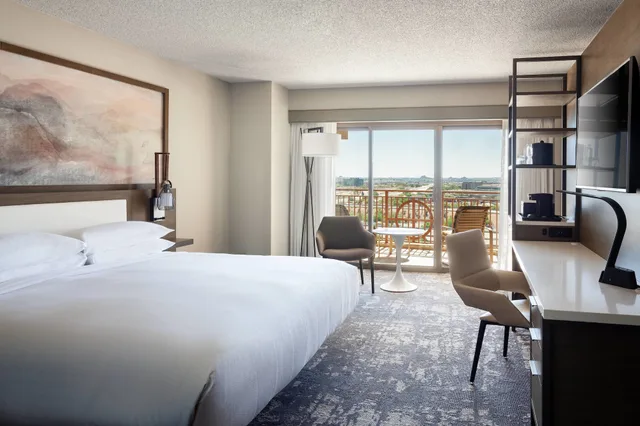 Guest Room, King Bed, Balcony, Phoenix Airport Marriott 10/17