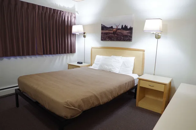 جناح بسرير كوين، EasyStay Inn & Suites Fernie 1/2