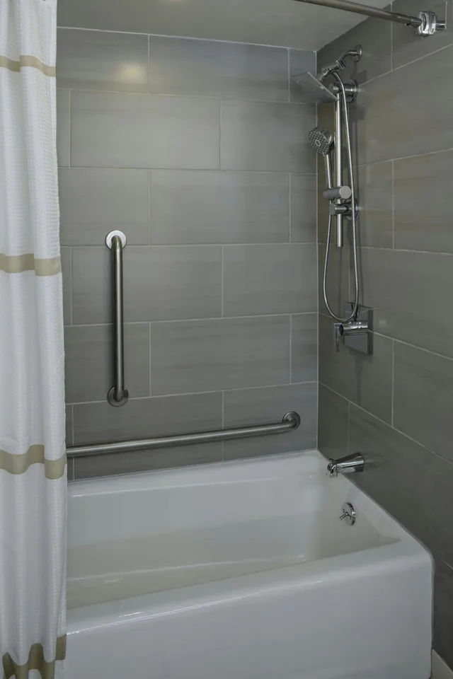 غرفة بسرير كينج مع أريكة بحوض استحمام لذوي الإعاقة، Marriott East Lansing At University Place 5/10