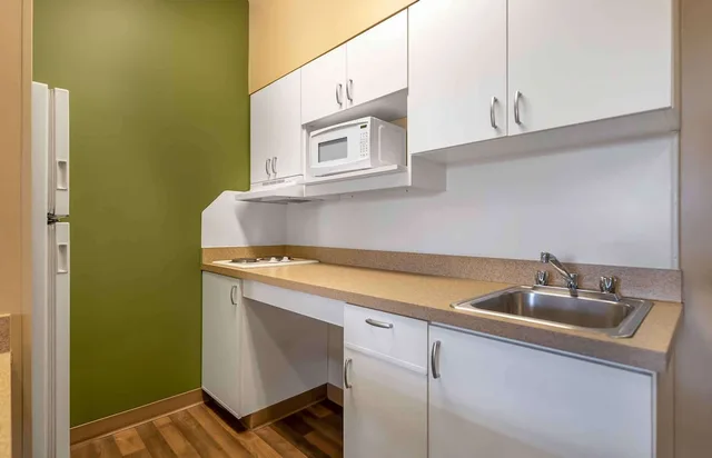 Studio, Queen Bed, Extended Stay America Chicago - Itasca 3/5