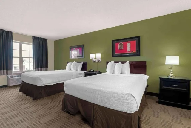 غرفة بسريرين مزدوجين بمطبخ، Studio 6 Extended Stay Sacramento Arden Way CA 4/6