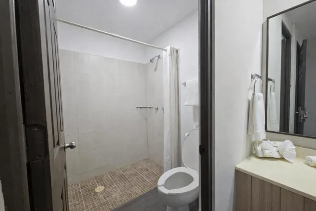 جناح جونيور، Hotel Plaza Del Arco 9/10