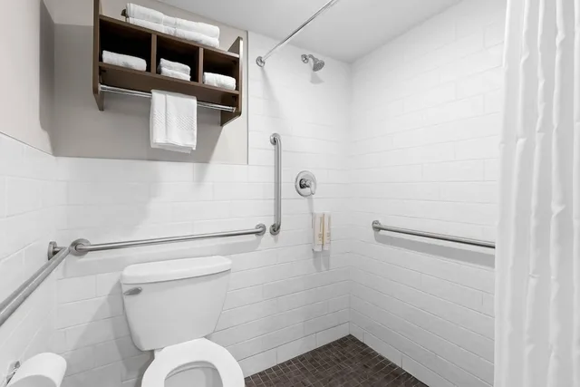Senior, King Bed, Accessible، Clarion Pointe Milwaukee Airport 7/8