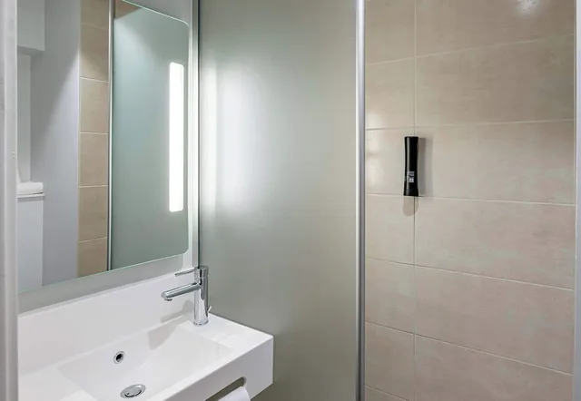 غرفة ثلاثية بسرير مزدوج وسرير فردي، B&B Hotel Bordeaux Bassins a Flot 5/7