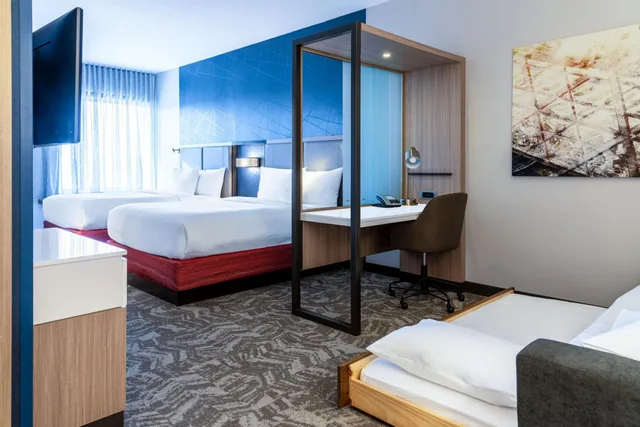 جناح بسريرين كوين مع سرير سحّاب إضافي مع أريكة لذوي الإعاقة، SpringHill Suites by Marriott Overland Park Leawood 2/4