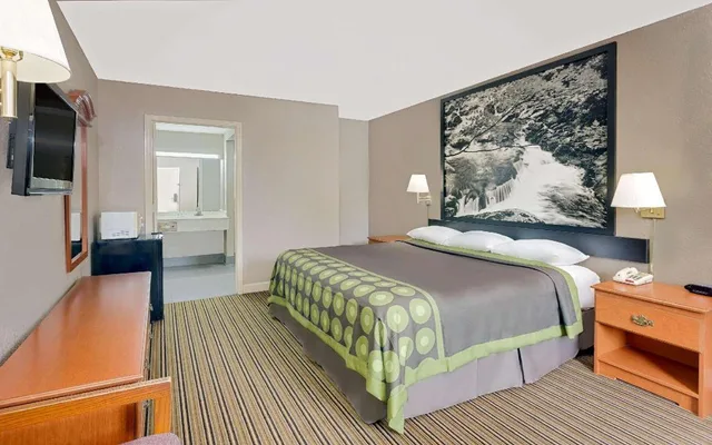 غرفة بسرير كينج في الطابق الأرضي لذوي الإعاقة، Super 8 By Wyndham Athens 1/1