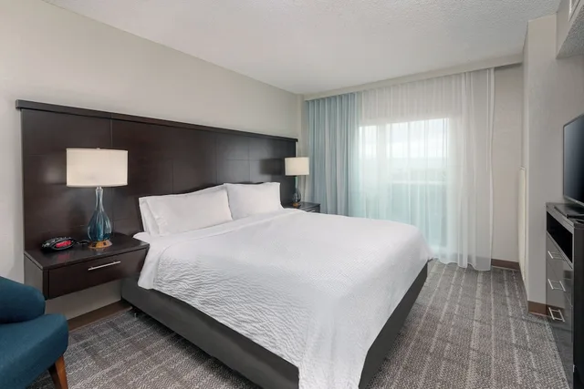 جناح بسرير كينج بشرفة بغرفة نوم واحدة، Staybridge Suites Miami Doral Area 3/7