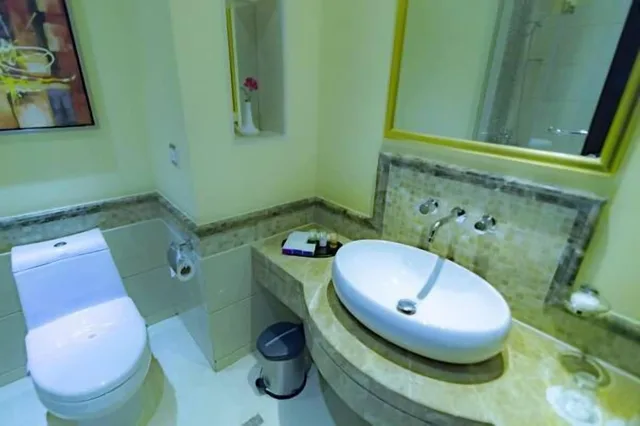 2 Bedrooms, Suite, King and Twin Beds, 2 Bathrooms، فندق بودل الورود(Boudl Al Wurood) 4/4