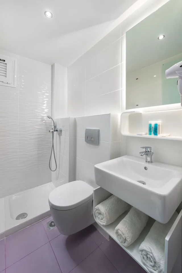 غرفة قياسية بسريرين منفصلين بإطلالة على البحر، Semiramis City Hotel 4/4