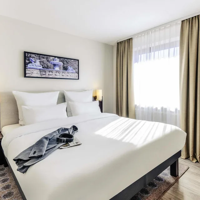 غرفة بريفيليج بسرير كينج مع أريكة، Mercure Hotel Muenchen Sued Messe 2/6
