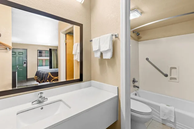 غرفة بسرير كينج، Super 8 by Wyndham Acworth/Atlanta Area GA 6/7