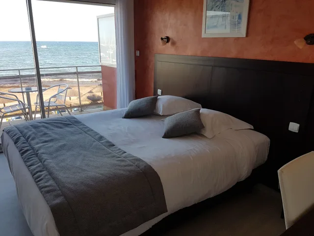 غرفة بسرير مزدوج بإطلالة على البحر بشرفة، Citotel La Potiniere 2/3