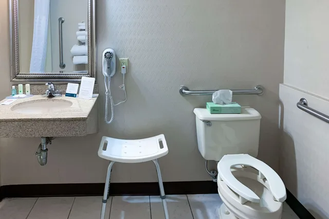 غرفة بسرير كوين لذوي الإعاقة، Quality Inn Near Toms River Corporate Park 3/3