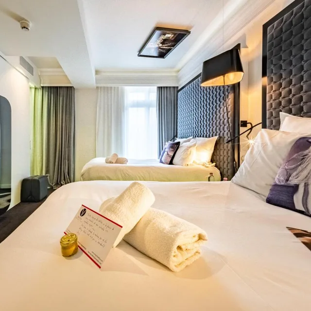 Twin Beds, Vertigo Hotel 1/6
