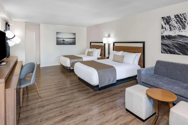 غرفة ديلوكس بسريرين كوين مع أريكة، Wyndham Garden San Diego near SeaWorld 1/6