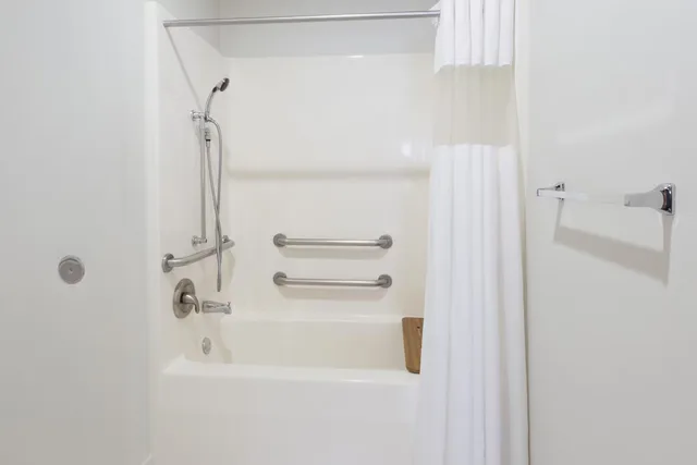 Deluxe, Queen Bed, Accessible, Baymont by Wyndham Rockford 5/5