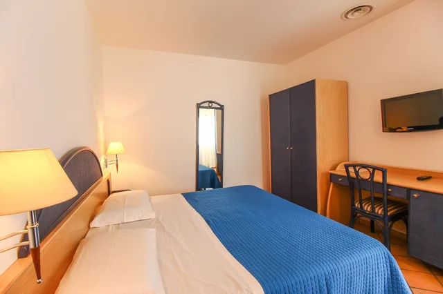 جناح بسرير كوين، Hotel Paladini Di Francia 3/6
