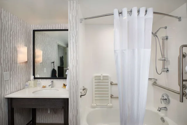 غرفة بسرير كينج بإطلالة يُسمح فيها بالحيوانات الأليفة بحوض استحمام لذوي الإعاقة، Best Western Plus Agate Beach Inn 2/2