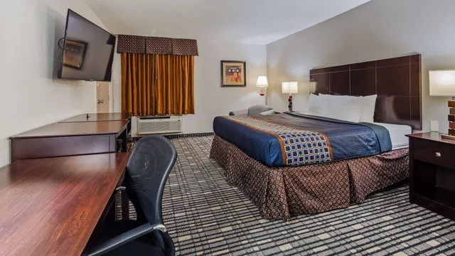جناح بسرير كينج مع أريكة، SureStay Plus By Best Western Lubbock Medical Center 1/7