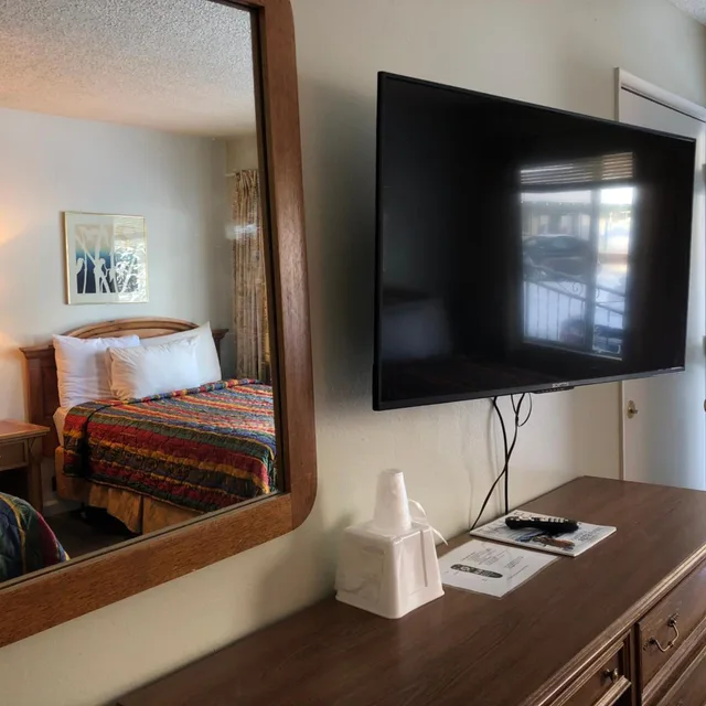 غرفة ثلاثية بثلاثة أسرّة، Cedar Inn & Suites 2/3