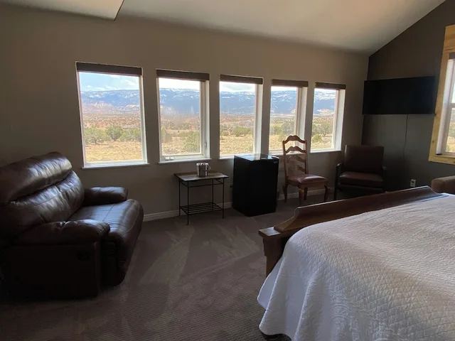 غرفة بسرير كينج مع سرير سحّاب إضافي، Skyridge Inn Bed & Breakfast 4/8