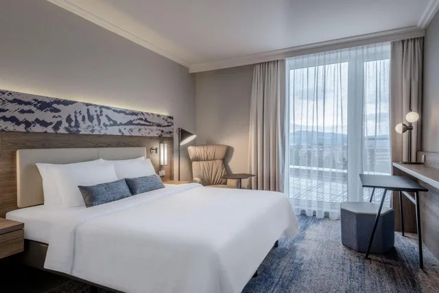 جناح جونيور بسرير كينج بغرفة نوم واحدة مع أريكة في طابق مرتفع، Courtyard By Marriott Linz 1/2