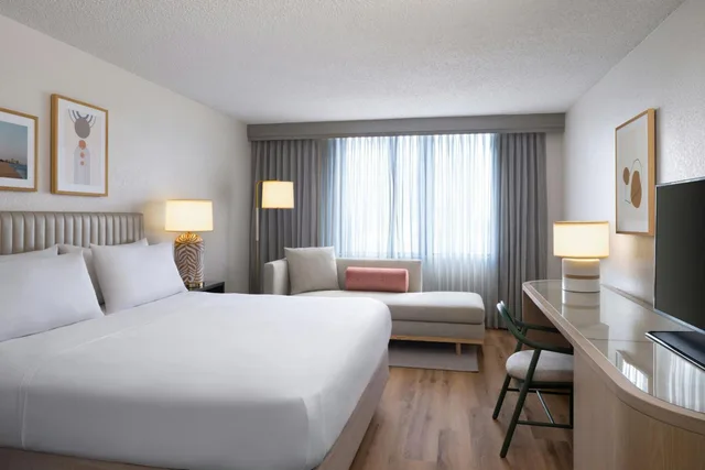 Room, King Bed, Bathtub, Accessible, Renaissance Fort Lauderdale Marina Hotel 1/4