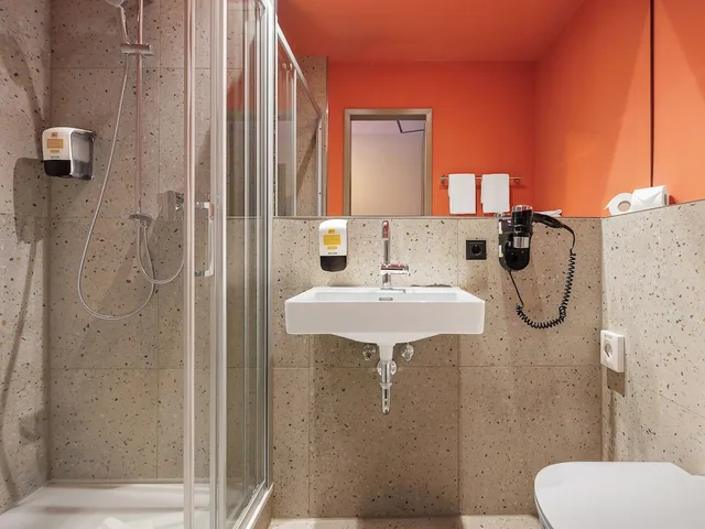 Basic, Twin Beds, Street View، McDreams Hotel Wuppertal City 3/3