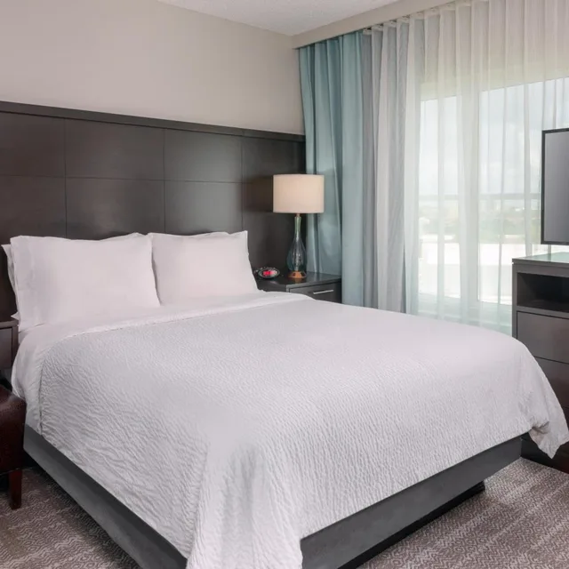 غرفة قياسية مع أريكة، Staybridge Suites Miami Doral Area 2/8