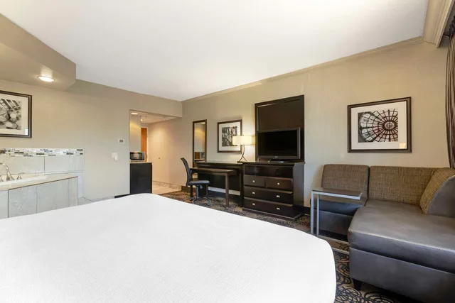 Room, King Bed, Jetted Tub, Best Western Plus Midwest Inn 1/4
