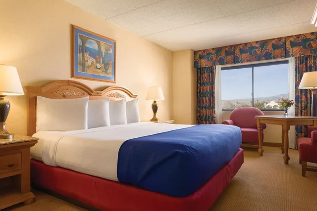 Deluxe, King Bed, Central Tower، Harrah’s Laughlin - A Caesars Rewards Destination 3/6