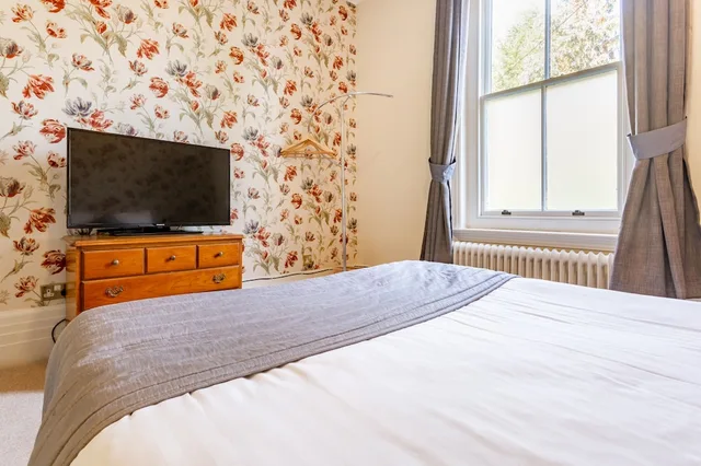 Manor, Double Bed, Small، Woodlands Manor 3/10