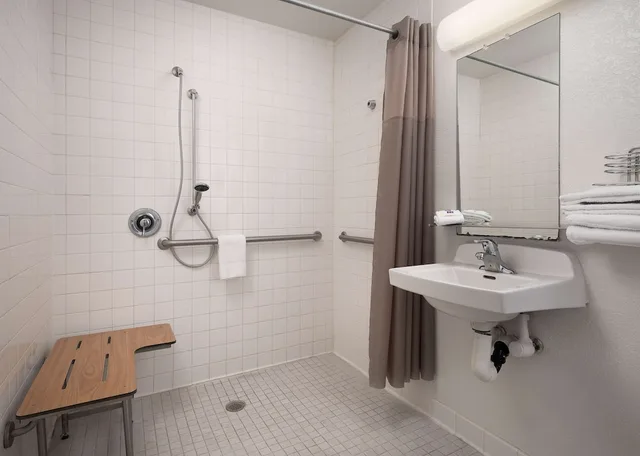 غرفة قياسية بسرير كوين لذوي الإعاقة، Motel6 Carpinteria, CA - Santa Barbara - North 5/5