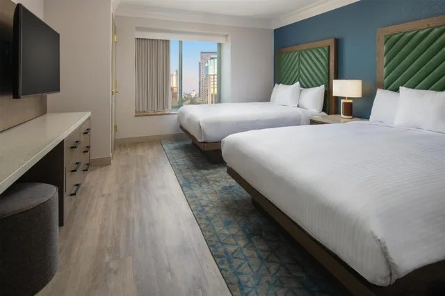 جناح بسريرين كوين بإطلالة على المدينة بغرفتين مع أريكة، Embassy Suites by Hilton Sacramento Riverfront Promenade 1/3