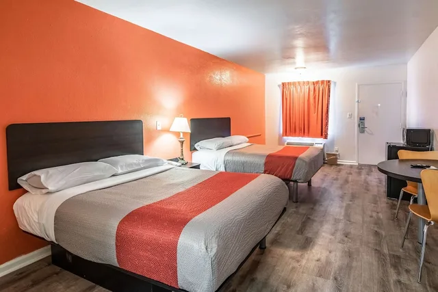 غرفة ديلوكس بسريرين مزدوجين بمطبخ صغير للمدخنين، Motel6 Portsmouth, VA 6/10