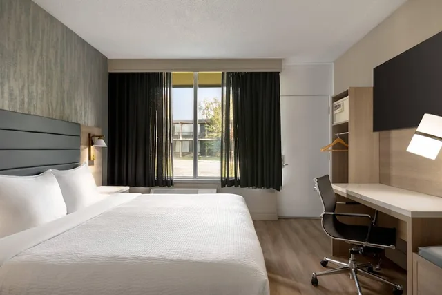 جناح بسرير كينج بإطلالة على المسبح بغرفة نوم واحدة، Radisson Hotel Montreal Airport 1/6