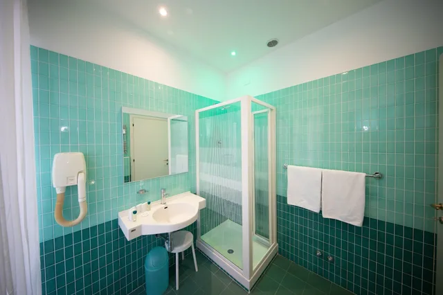 غرفة عائلية بسرير كوين وسرير بطابقين في الملحق، Hotel Re Enzo 8/8