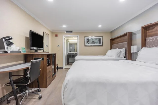 غرفة بسريرين مزدوجين بحوض استحمام لذوي الإعاقة، Holiday Inn Plainview-Long Island 2/6